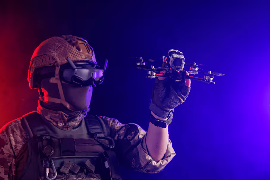 Оператор готує квадрокоптер до запуску